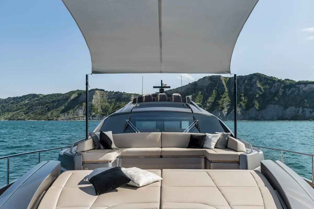 Pershing 8X, salon — Cannes Yachst hire, Cannes. Pershing 8X — 25m