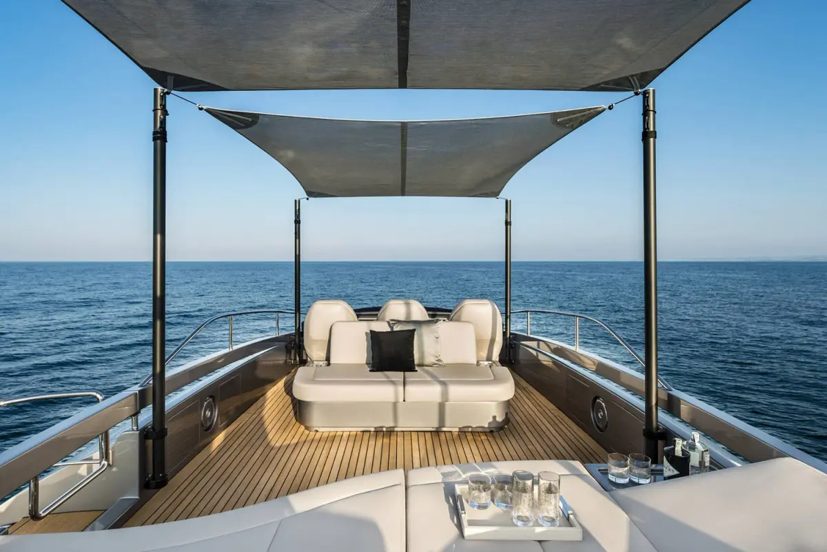 Pershing 8X, master cabin — Cannes Yachst hire, Cannes. Pershing 8X — 25m