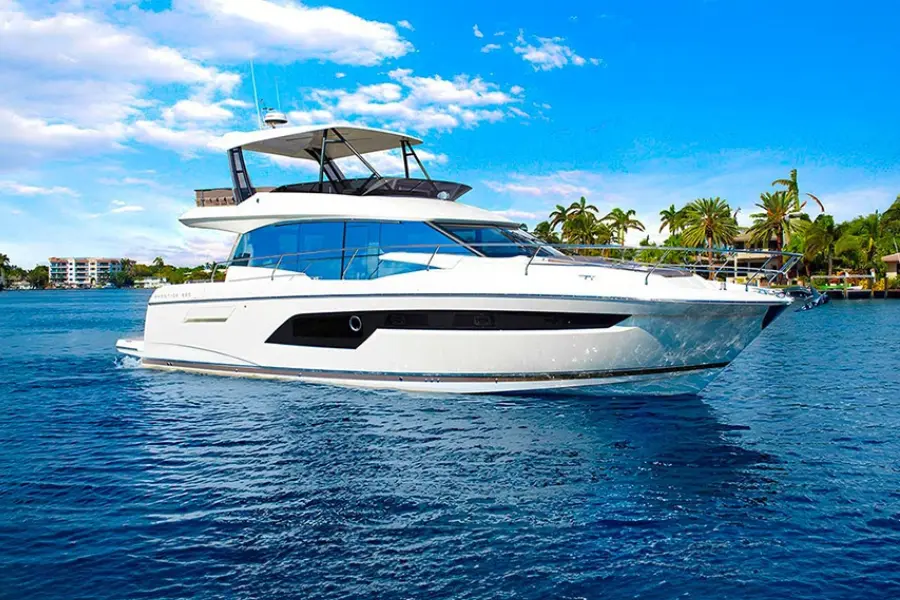 Prestige 520 Fly, внешний вид — Cannes Yachst hire, Канны. Prestige 520 Fly — 15m
