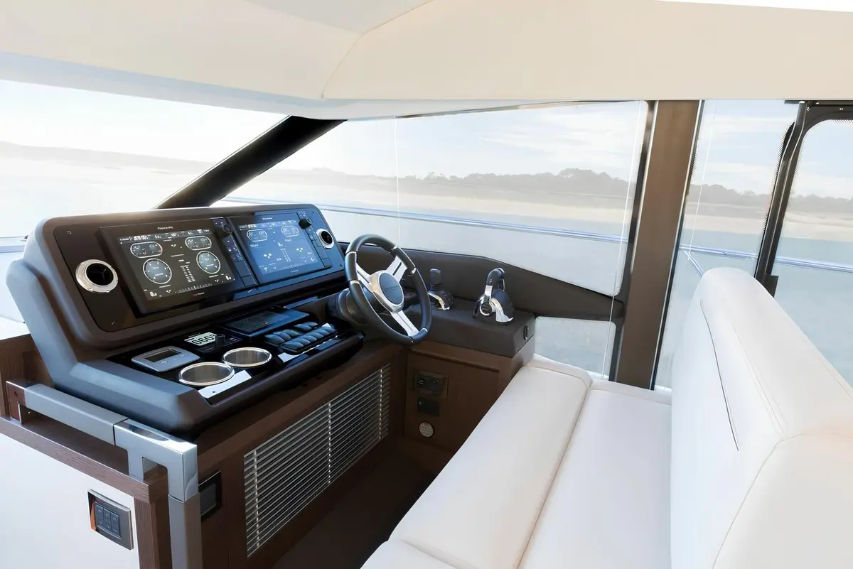 Prestige 520 Fly, главная палуба — Cannes Yachst hire, Канны. Prestige 520 Fly — 15m