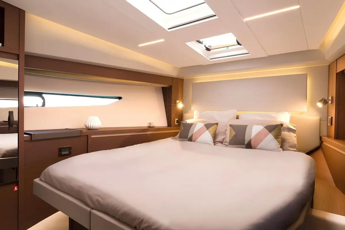 Prestige 520 Fly, кормовая палуба — Cannes Yachst hire, Канны. Prestige 520 Fly — 15m