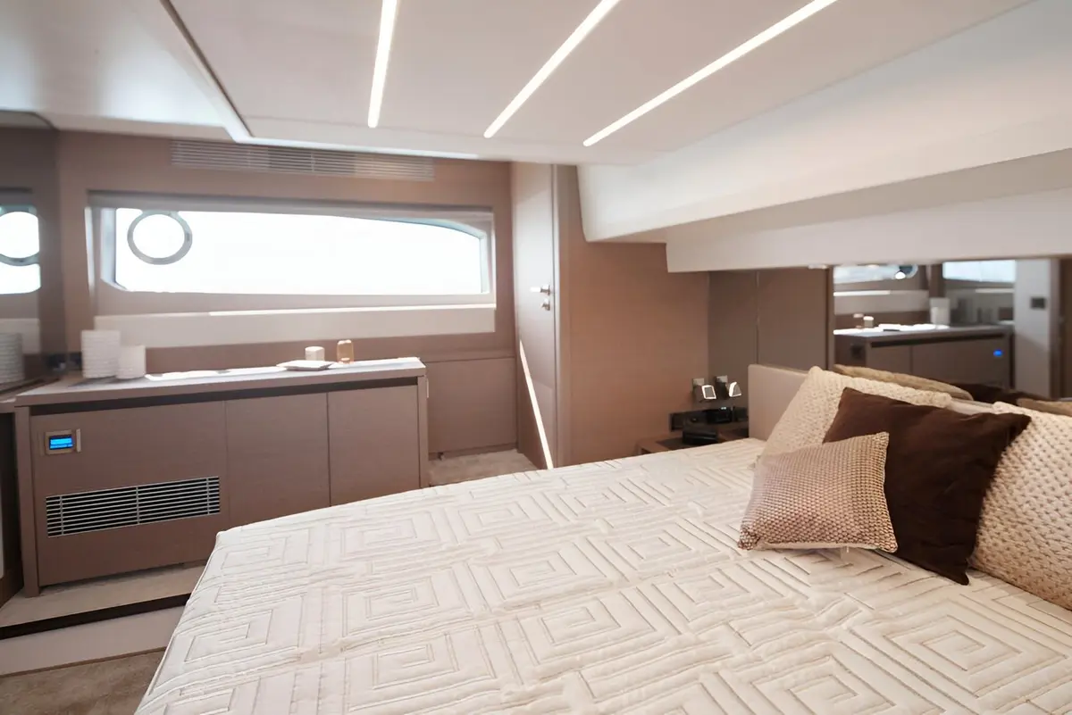 Prestige 520 Fly, салон — Cannes Yachst hire, Канны. Prestige 520 Fly — 15m