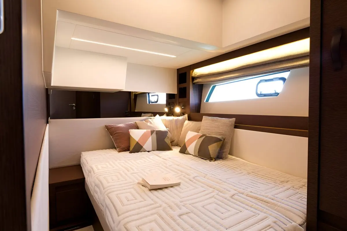 Prestige 520 Fly, главная каюта — Cannes Yachst hire, Канны. Prestige 520 Fly — 15m