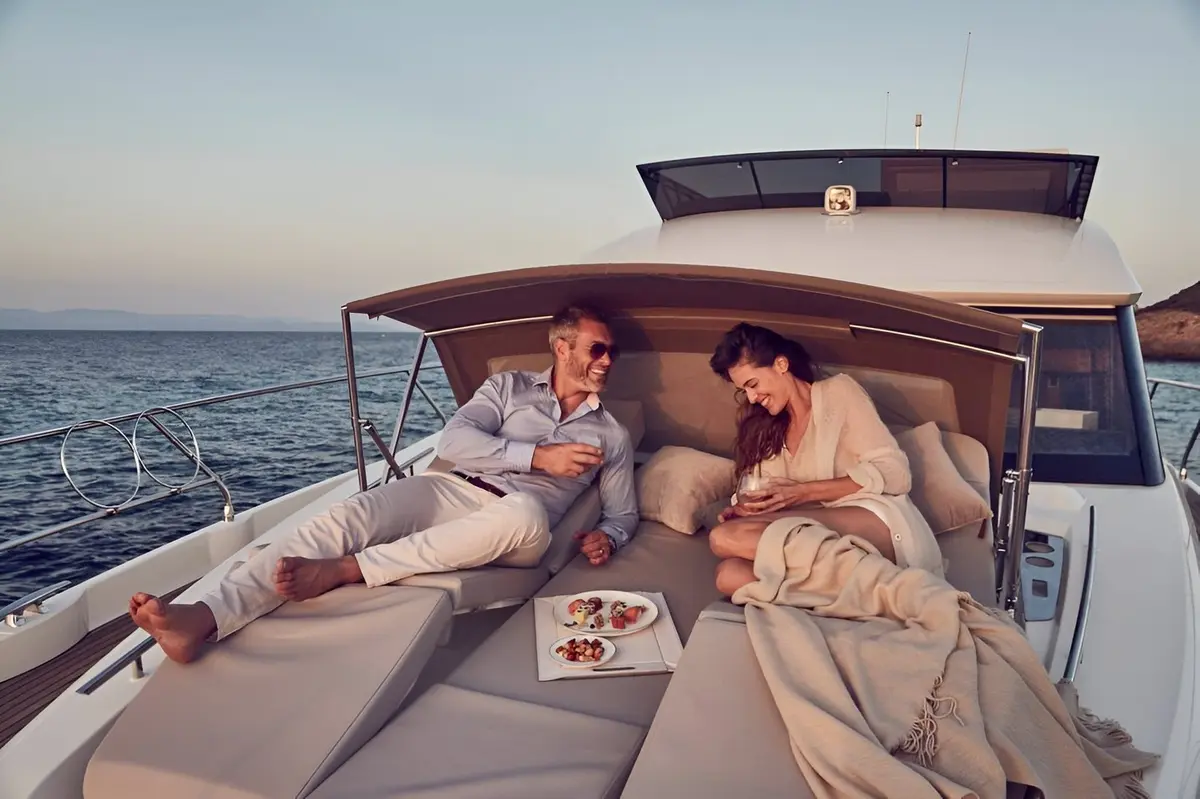 Prestige 520 Fly, флайбридж — Cannes Yachst hire, Канны. Prestige 520 Fly — 15m
