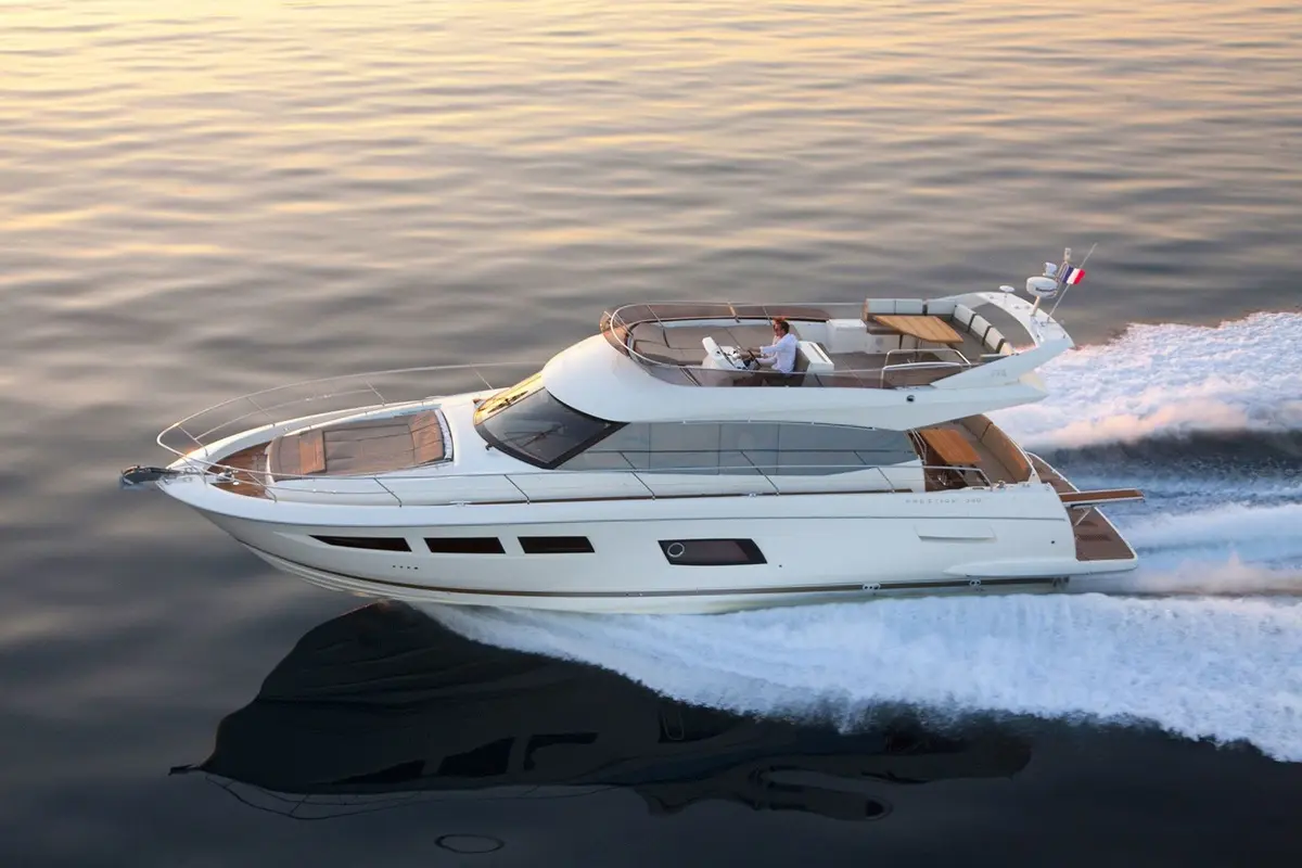 Prestige 550 FLY, exterior — Cannes Yachst hire, Cannes. Prestige 550 FLY — 18m