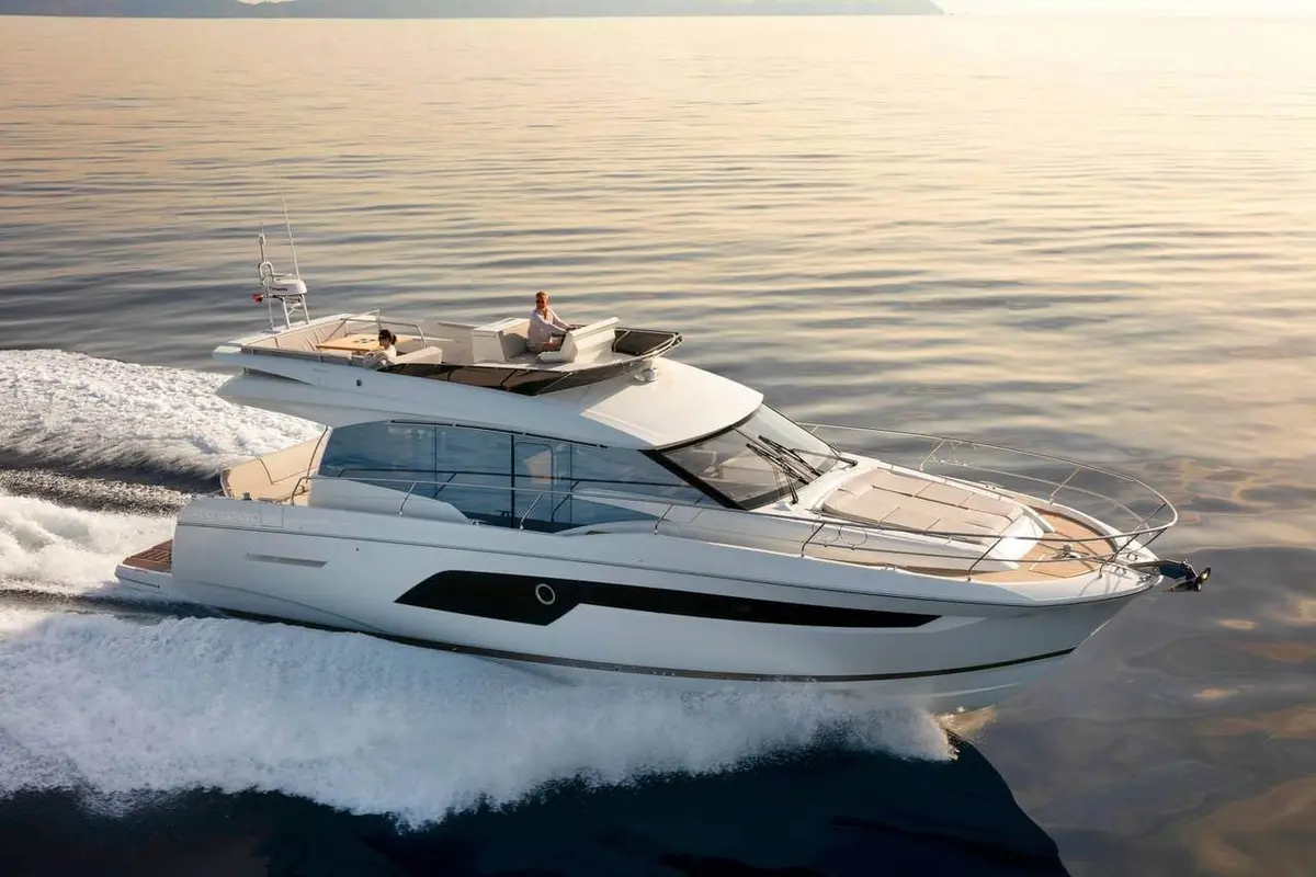 Prestige 550 FLY, cubierta principal — Cannes Yachst hire, Cannes. Prestige 550 FLY — 18m