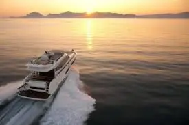 Prestige 550 FLY, cubierta de popa — Cannes Yachst hire, Cannes. Prestige 550 FLY — 18m