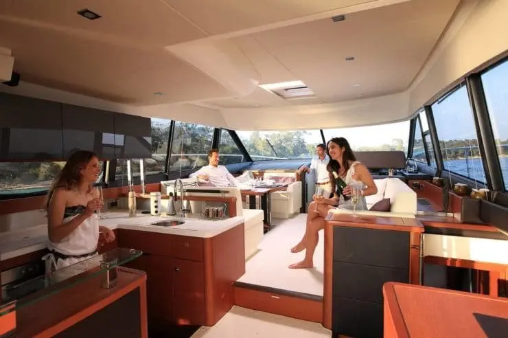 Prestige 550 FLY, camarote principal — Cannes Yachst hire, Cannes. Prestige 550 FLY — 18m