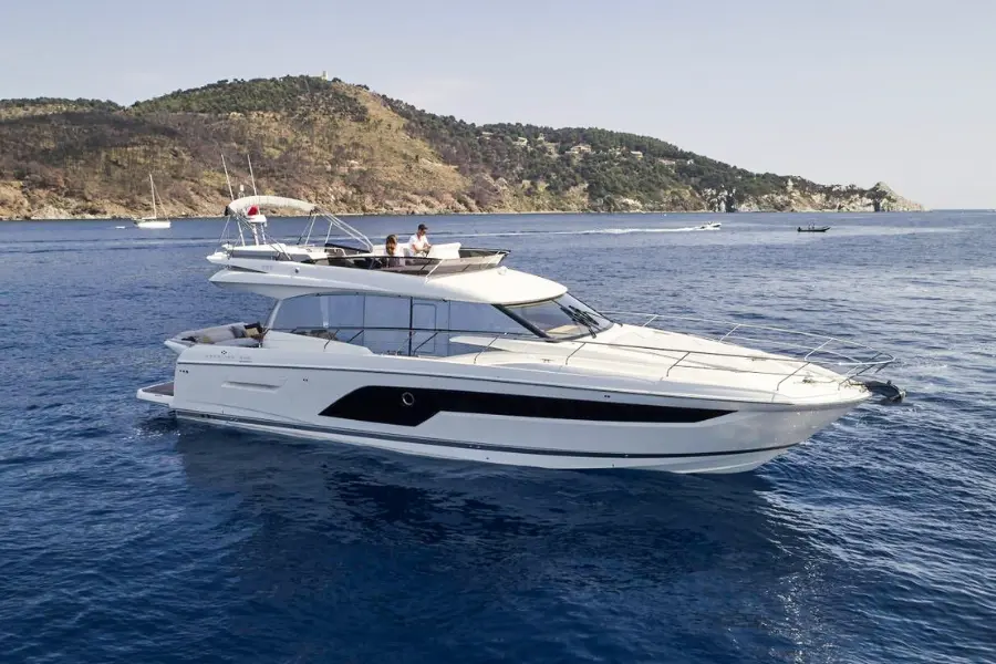 Prestige 590 Fly, exterior — Cannes Yachst hire, Cannes. Prestige 590 Fly — 19m