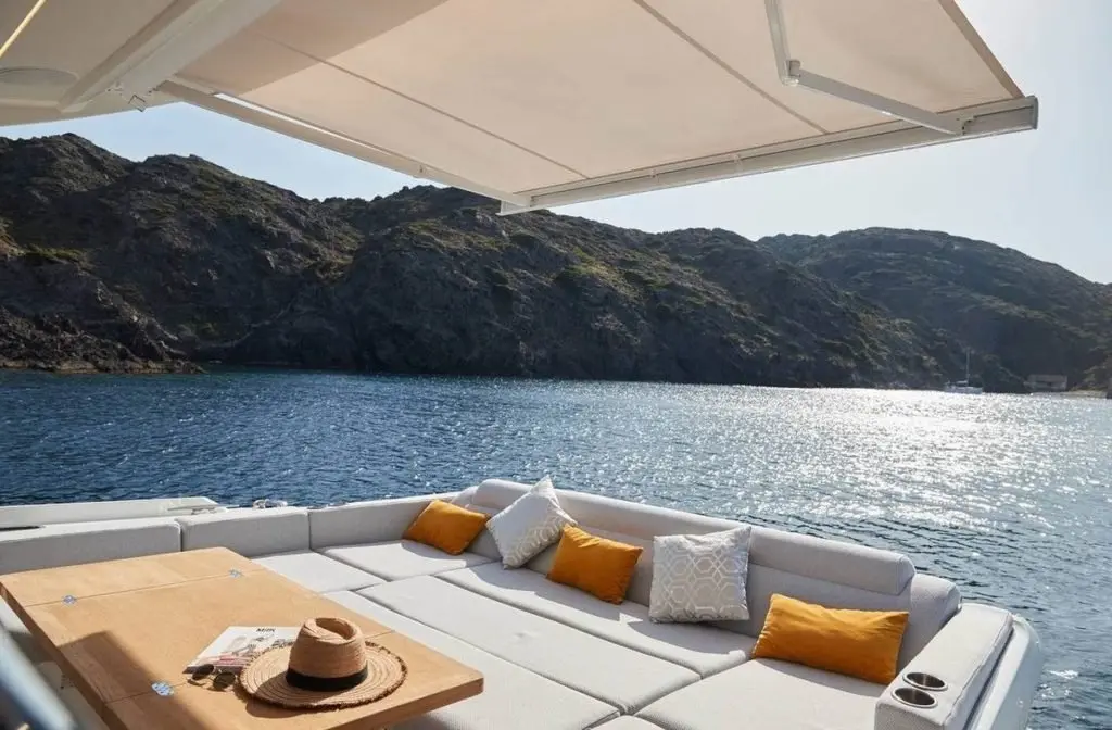 Prestige 590 Fly, cubierta principal — Cannes Yachst hire, Cannes. Prestige 590 Fly — 19m