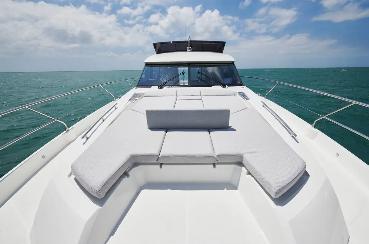 Prestige 590 Fly, cubierta de popa — Cannes Yachst hire, Cannes. Prestige 590 Fly — 19m