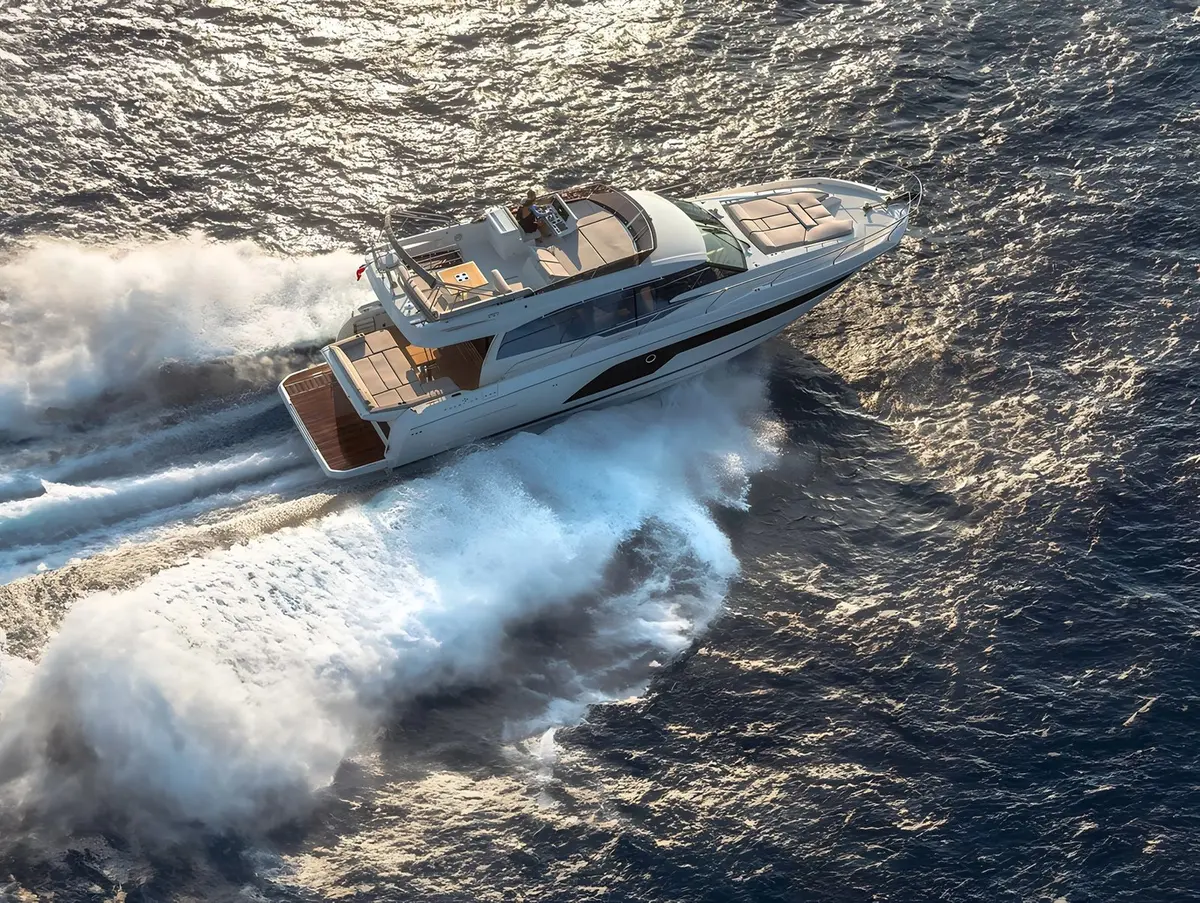 Prestige 590 Fly, salón — Cannes Yachst hire, Cannes. Prestige 590 Fly — 19m