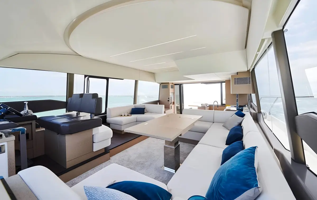 Prestige 590 Fly, camarote principal — Cannes Yachst hire, Cannes. Prestige 590 Fly — 19m