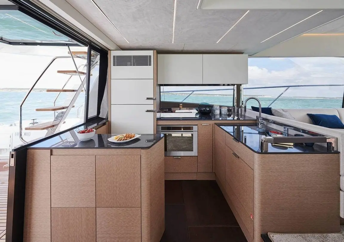 Prestige 590 Fly, flybridge — Cannes Yachst hire, Cannes. Prestige 590 Fly — 19m