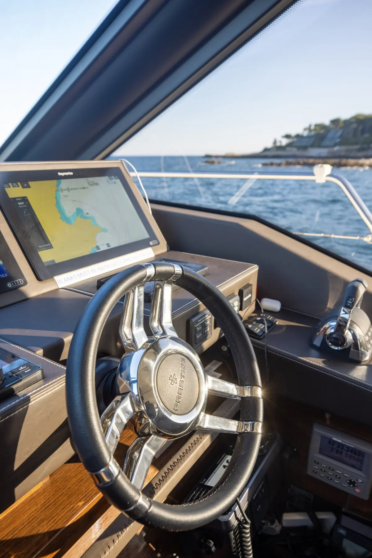 Prestige 680s, флайбридж — Cannes Yachst hire, Канны. Prestige 680s — 21.4m
