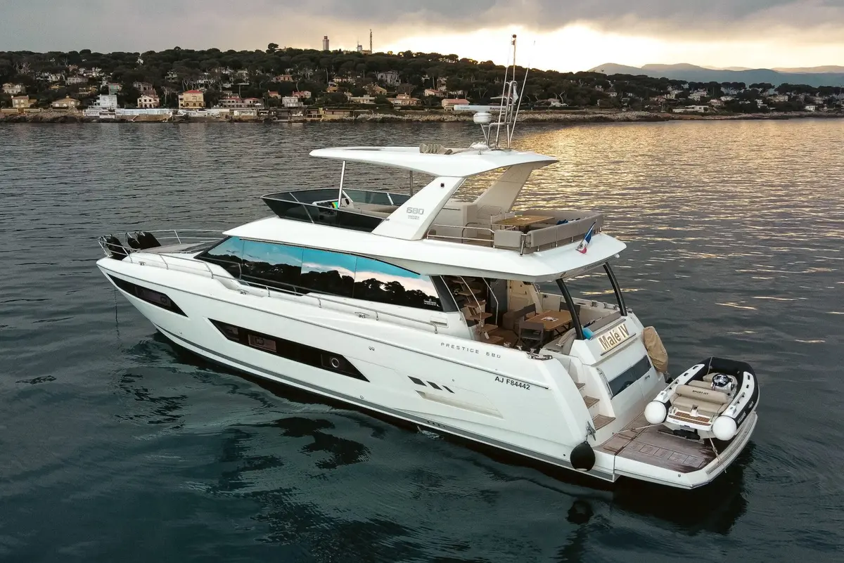 Prestige 680, exterior — Cannes Yachst hire, Cannes. Prestige 680 — 22m