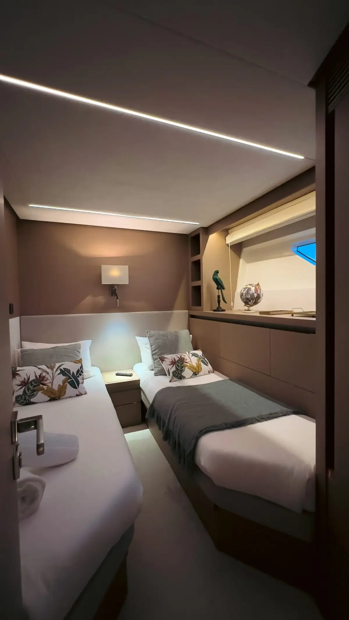 Prestige 680, main deck — Cannes Yachst hire, Cannes. Prestige 680 — 22m