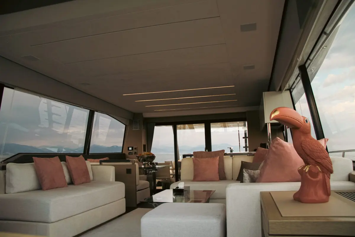 Prestige 680, salon — Cannes Yachst hire, Cannes. Prestige 680 — 22m
