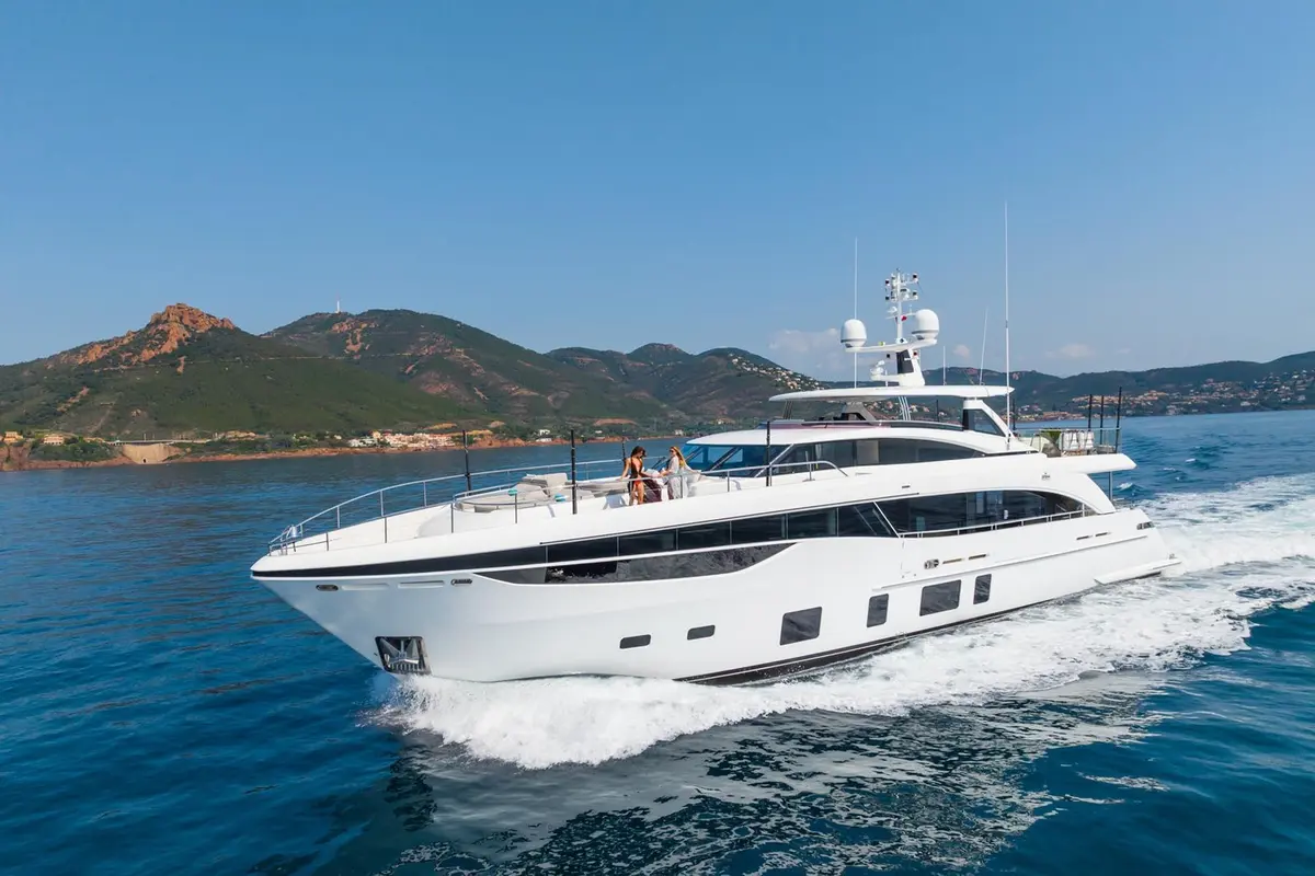 Princess 35M, salon — Cannes Yachst hire, Cannes. Princess 35M — 35m