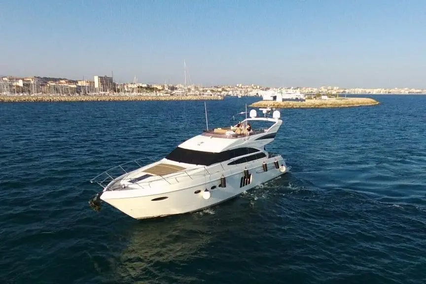 Princess 64 Fly, главная палуба — Cannes Yachst hire, Канны. Princess 64 Fly — 20m