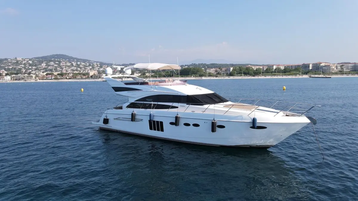 Princess 64 Fly, кормовая палуба — Cannes Yachst hire, Канны. Princess 64 Fly — 20m