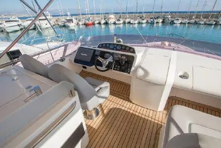 Princess 64 Fly, флайбридж — Cannes Yachst hire, Канны. Princess 64 Fly — 20m