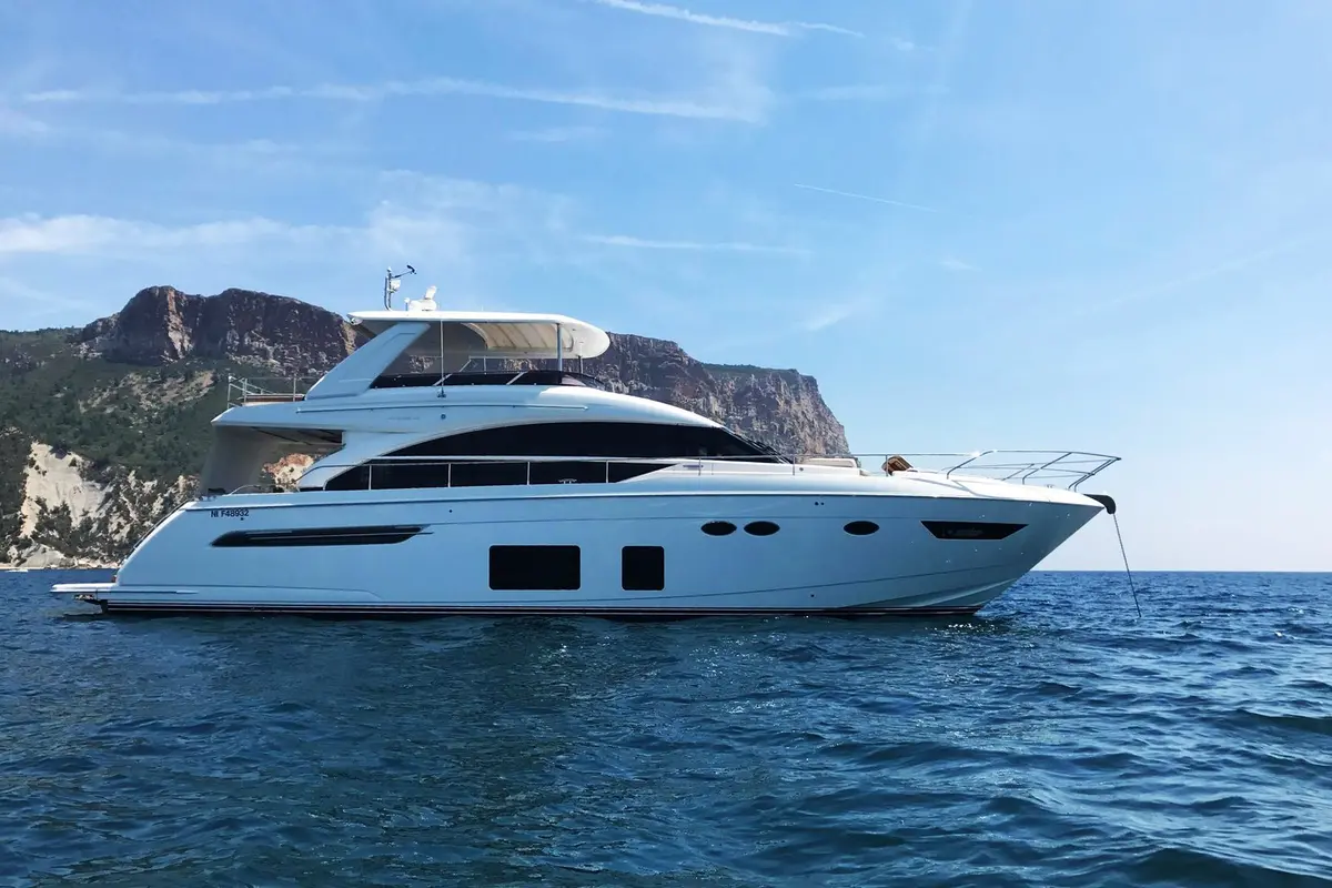 Princess 68 Fly, salon — Cannes Yachst hire, Cannes. Princess 68 Fly — 21m