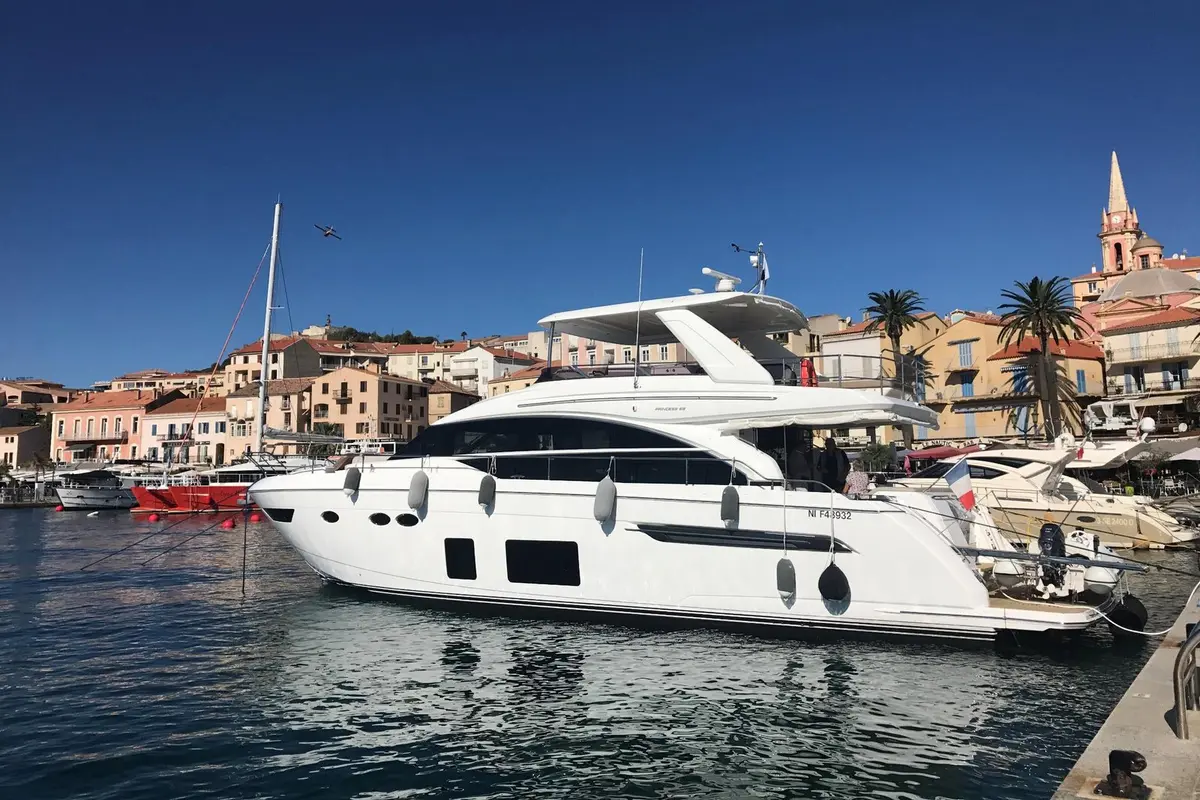 Princess 68 Fly, master cabin — Cannes Yachst hire, Cannes. Princess 68 Fly — 21m