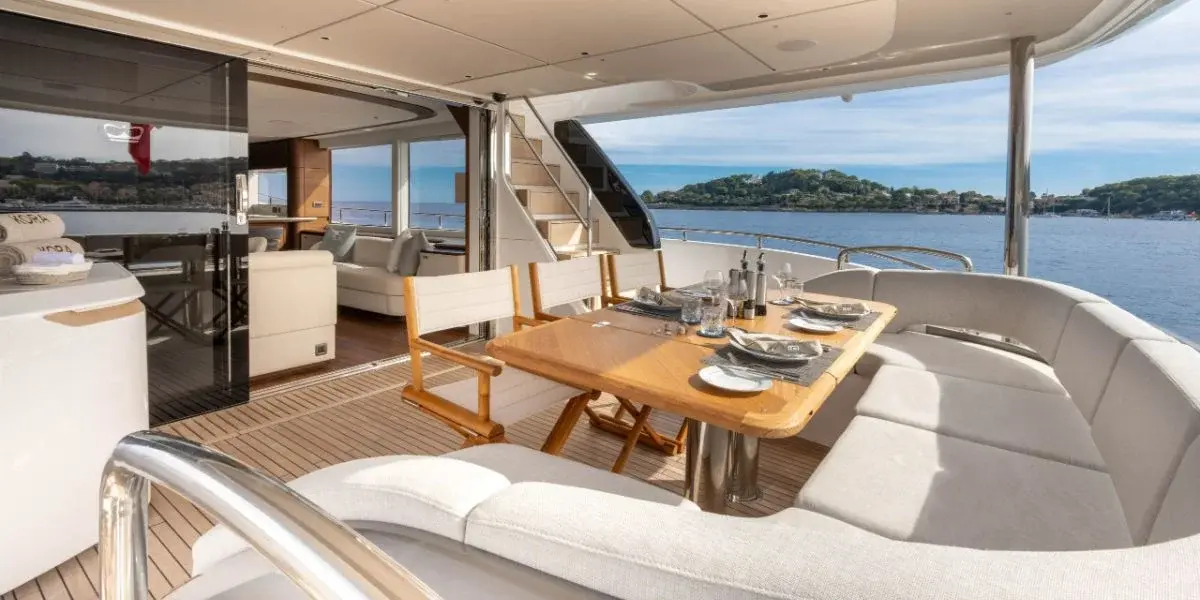 Princess Y80, салон — Cannes Yachst hire, Канны. Princess Y80 — 25m