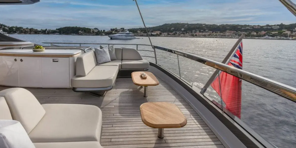 Princess Y80, главная каюта — Cannes Yachst hire, Канны. Princess Y80 — 25m