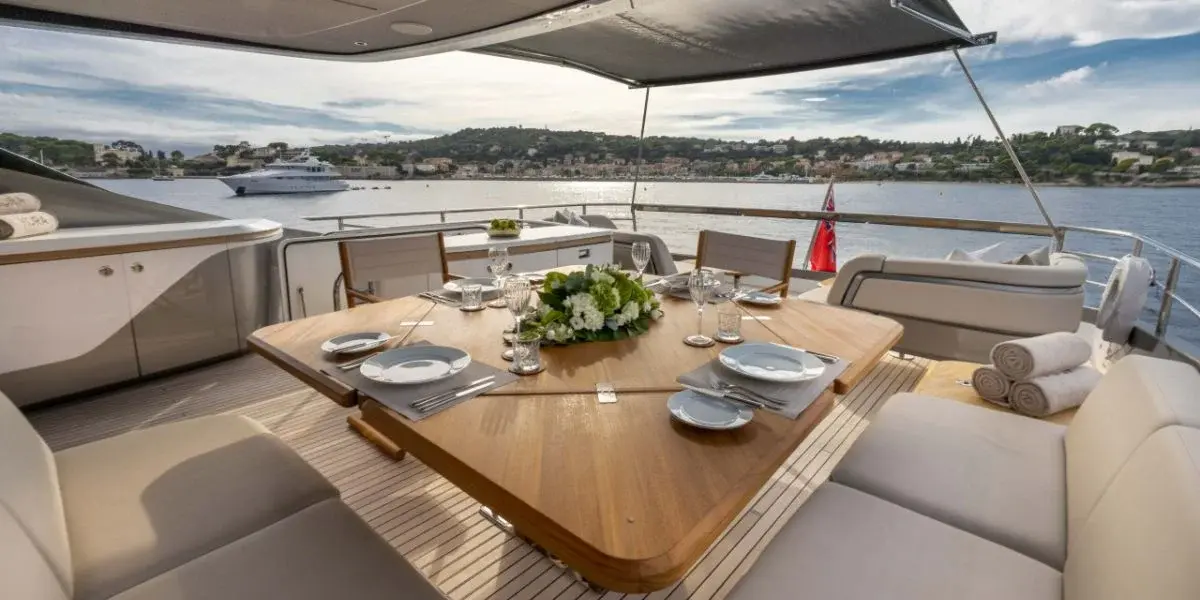 Princess Y80, флайбридж — Cannes Yachst hire, Канны. Princess Y80 — 25m