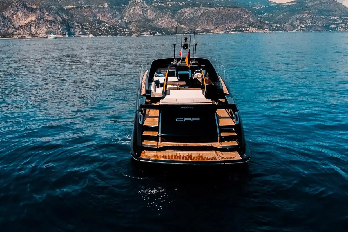 Riva 56 Rivale, cubierta de popa — Cannes Yachst hire, Cannes. Riva 56 Rivale — 17m