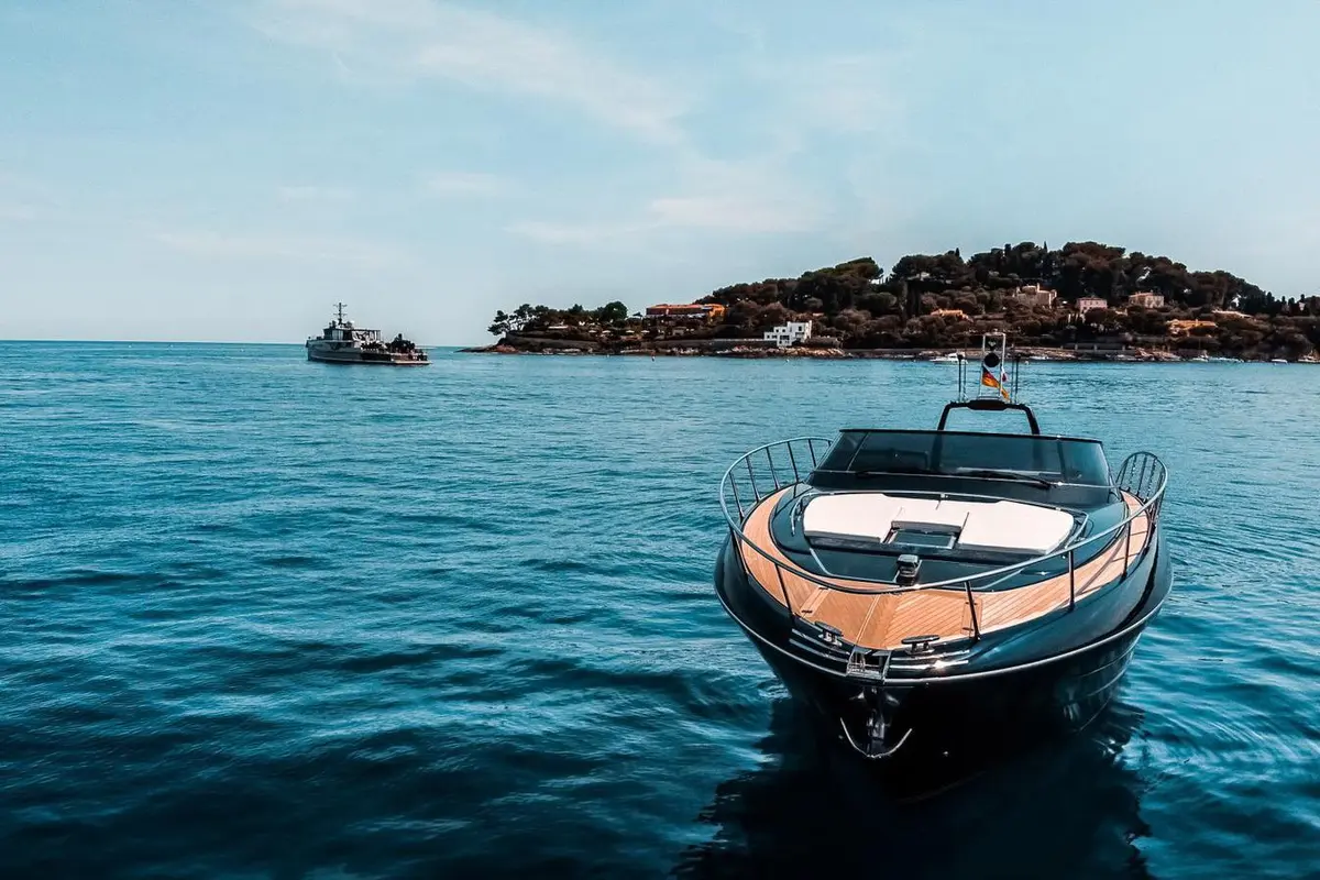 Riva 56 Rivale, camarote principal — Cannes Yachst hire, Cannes. Riva 56 Rivale — 17m