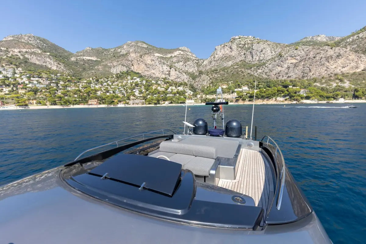 Riva 86 Domino, salon — Cannes Yachst hire, Cannes. Riva 86 Domino — 26m
