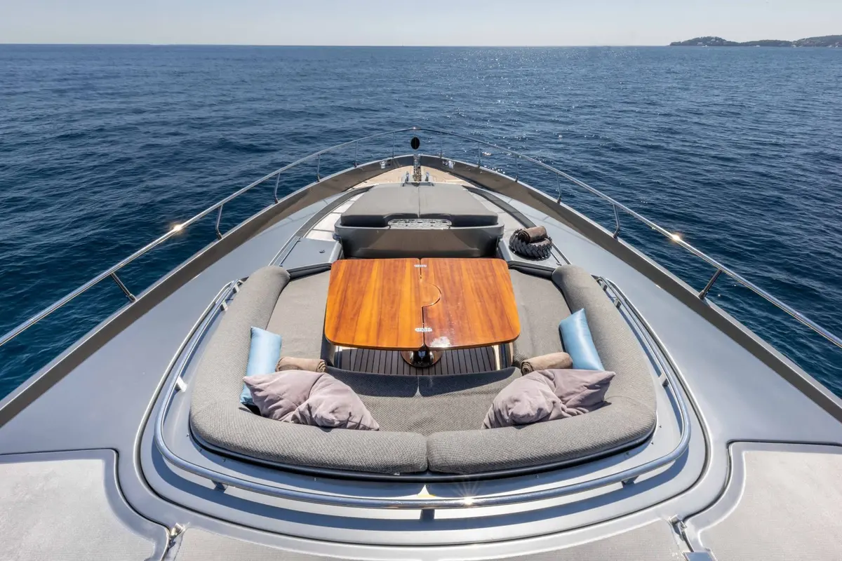 Riva 86 Domino, master cabin — Cannes Yachst hire, Cannes. Riva 86 Domino — 26m