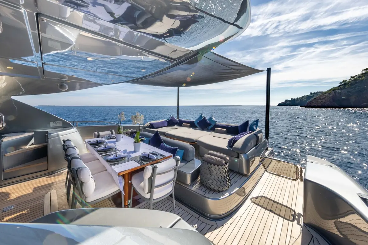 Riva 86 Domino, flybridge — Cannes Yachst hire, Cannes. Riva 86 Domino — 26m
