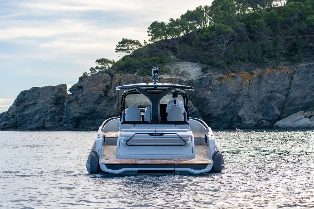 Sacs 47, кормовая палуба — Cannes Yachst hire, Канны. Sacs 47 — 14m