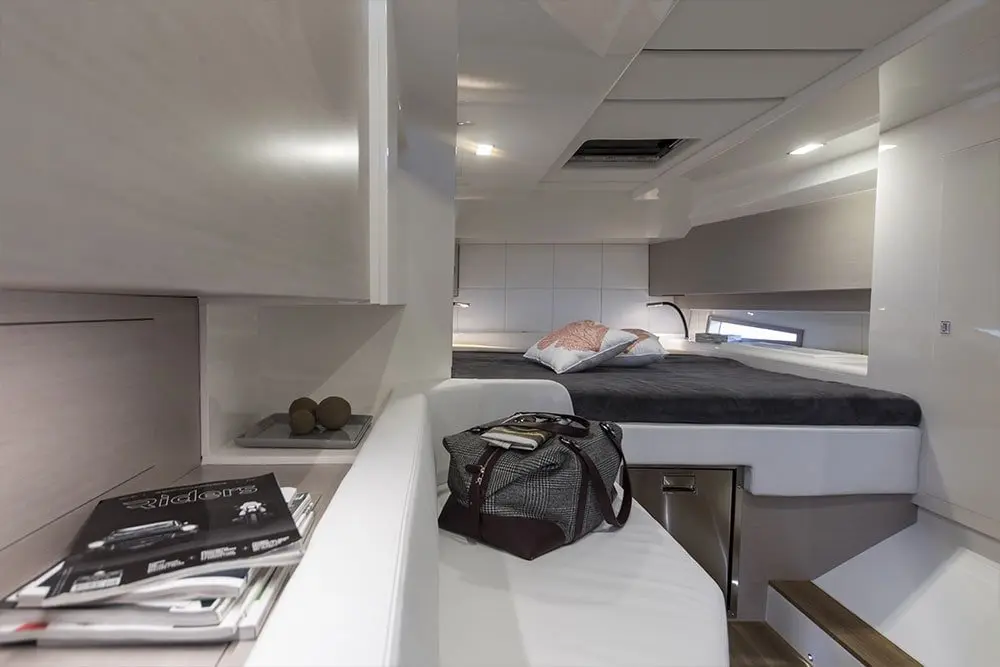 Sacs 47, главная каюта — Cannes Yachst hire, Канны. Sacs 47 — 14m