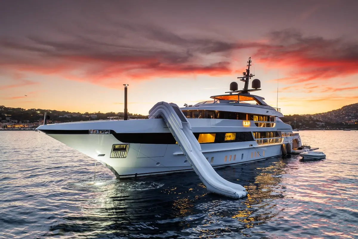 RMF, cubierta principal — Cannes Yachst hire, Cannes. RMF — 52m