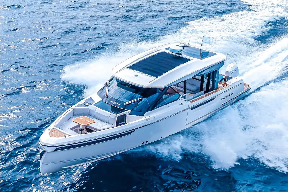 Saxdor 400 GTO, главная палуба — Cannes Yachst hire, Канны. Saxdor 400 GTO — 12.4m