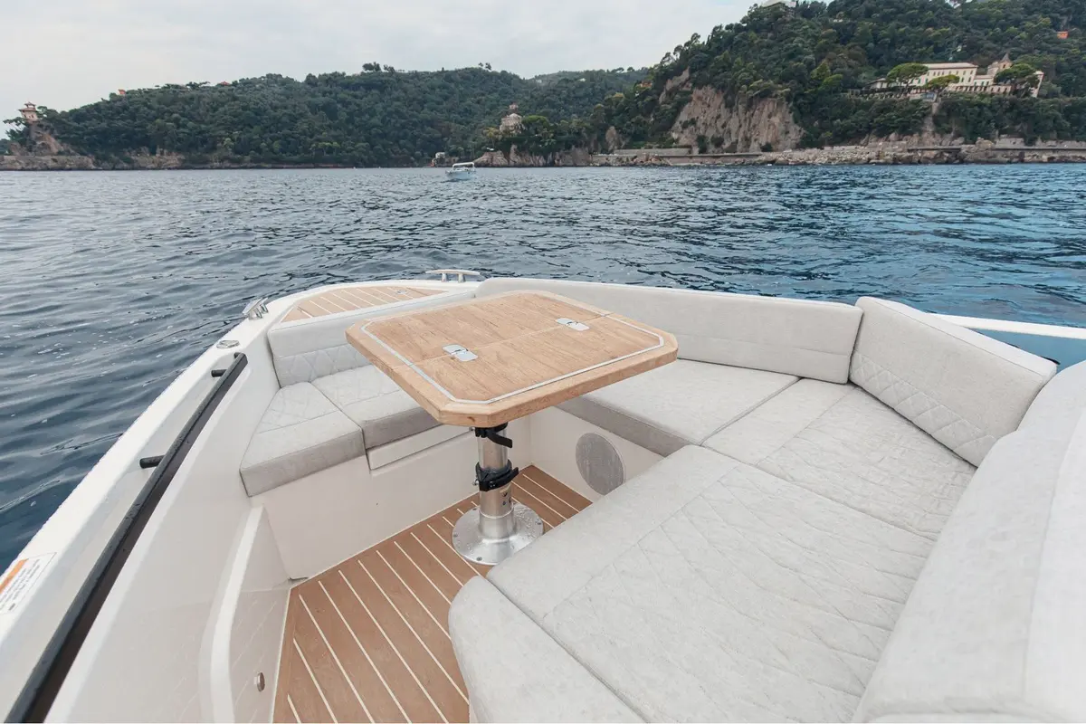 Saxdor 400 GTO, главная каюта — Cannes Yachst hire, Канны. Saxdor 400 GTO — 12.4m