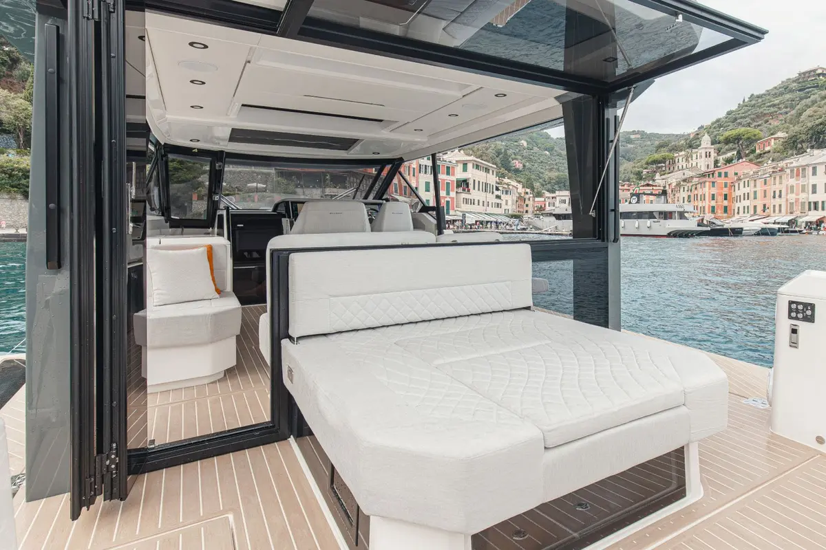 Saxdor 400 GTO, флайбридж — Cannes Yachst hire, Канны. Saxdor 400 GTO — 12.4m