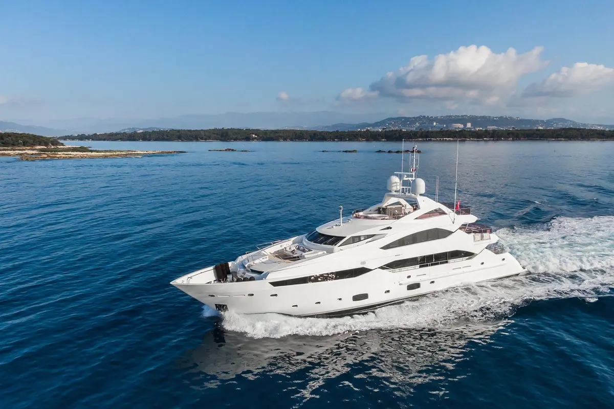 Thumper, cubierta de popa — Cannes Yachst hire, Cannes. Thumper — 40m