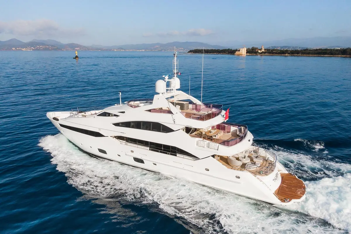Thumper, salón — Cannes Yachst hire, Cannes. Thumper — 40m