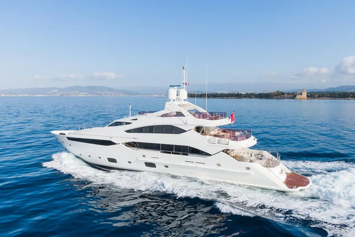 Thumper, camarote principal — Cannes Yachst hire, Cannes. Thumper — 40m
