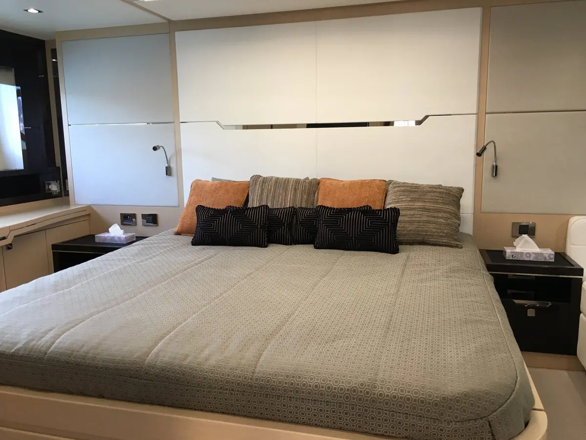 Sunseeker 68, cubierta de popa — Cannes Yachst hire, Cannes. Sunseeker 68 — 22m