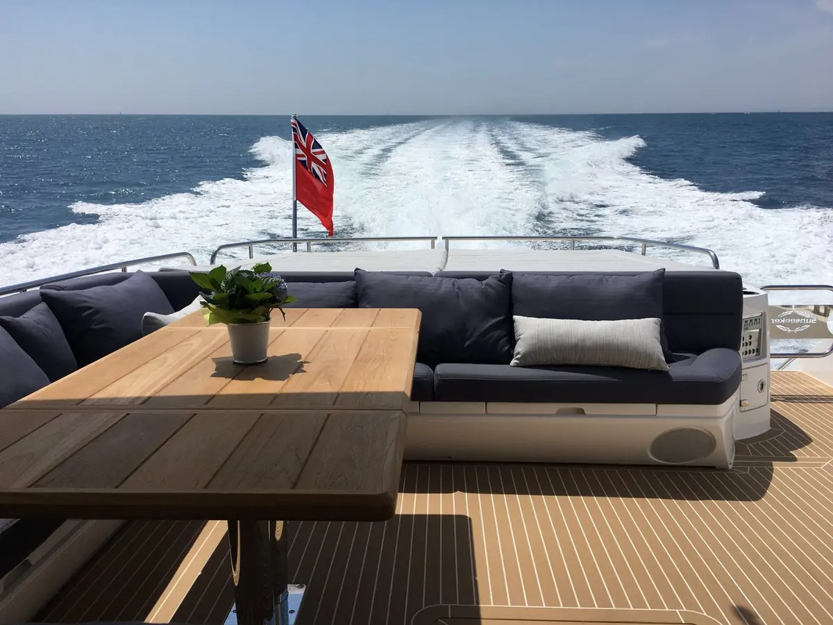 Sunseeker 68, salón — Cannes Yachst hire, Cannes. Sunseeker 68 — 22m