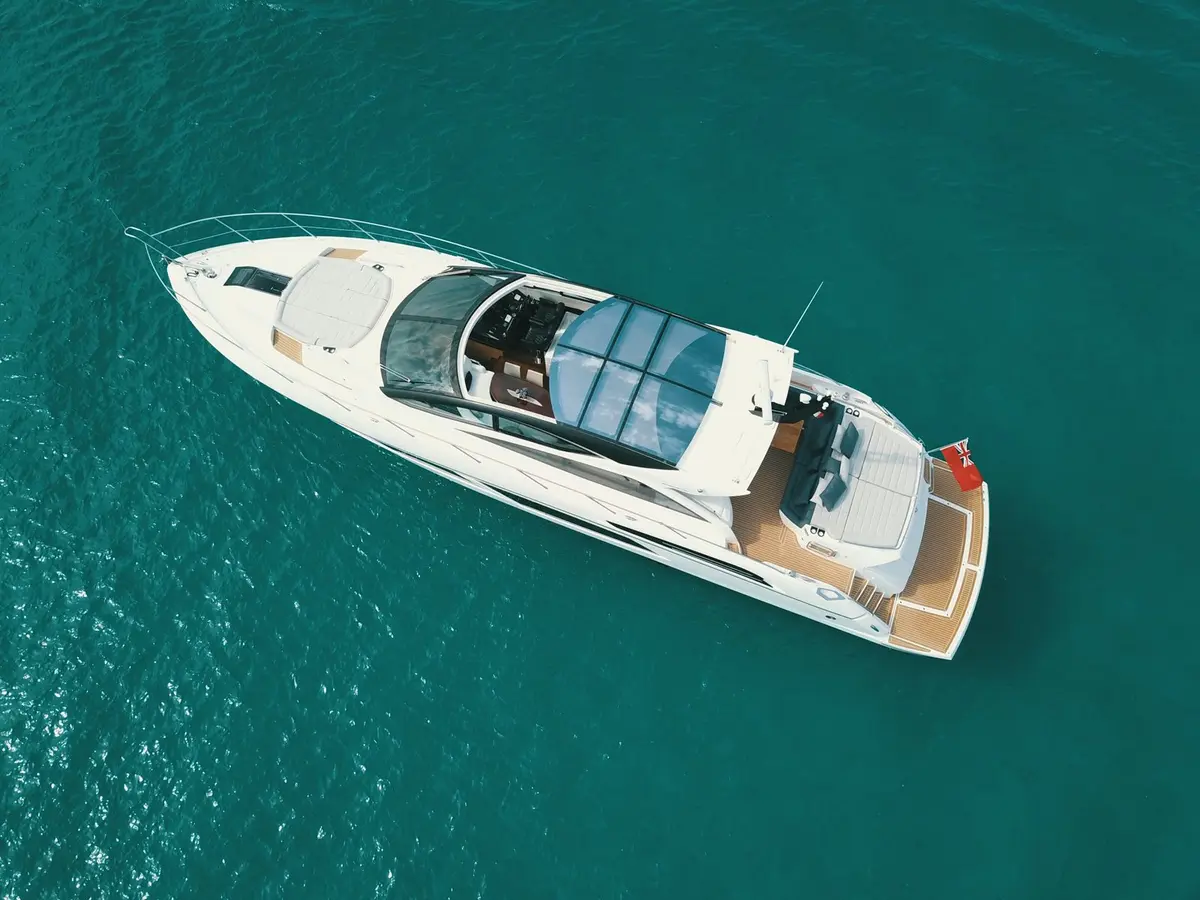 Sunseeker 68, camarote principal — Cannes Yachst hire, Cannes. Sunseeker 68 — 22m