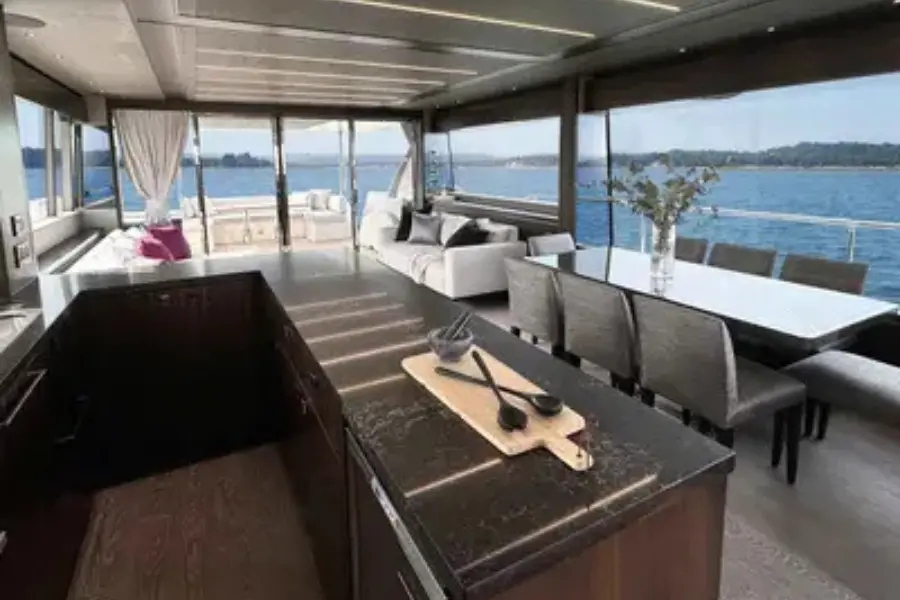 Sunseeker 76, salon — Cannes Yachst hire, Cannes. Sunseeker 76 — 23m