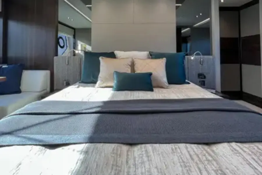 Sunseeker 76, master cabin — Cannes Yachst hire, Cannes. Sunseeker 76 — 23m